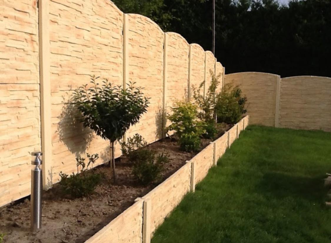 Clôture béton 3D beige courbée avec pelouse verte