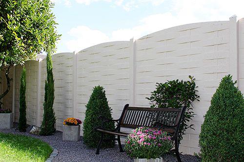 Clôture béton 3D blanche courbée avec banc de jardin