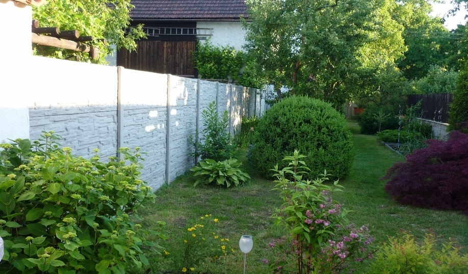 Clôture béton 3D blanche effet pierre jardin fleuri