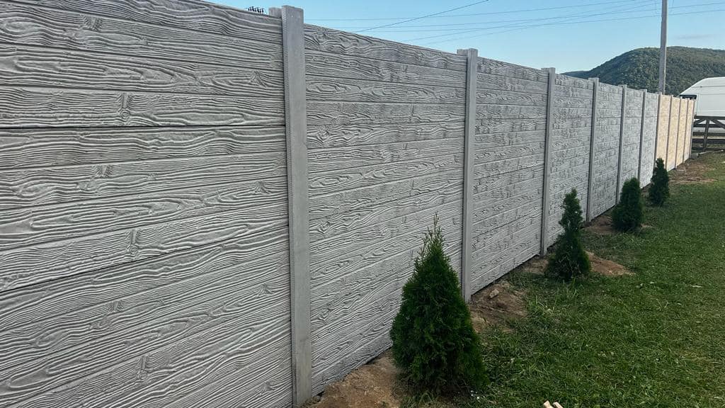 Clôture béton 3D effet bois gris avec thuyas brise vue