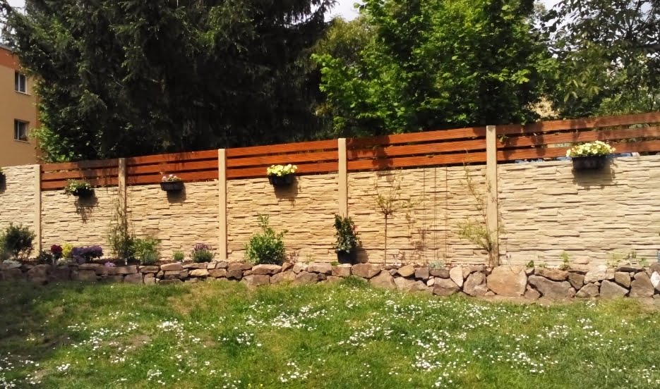 Clôture béton 3D pierre et bois avec jardinières fleuries