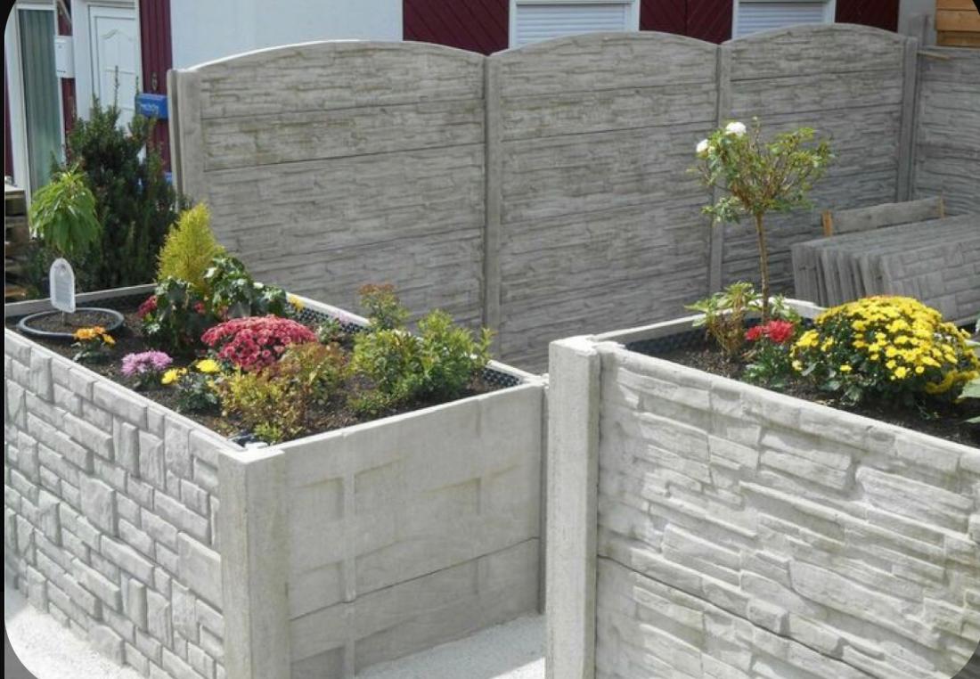 Clôture béton 3D pierre avec jardinières et fleurs colorées